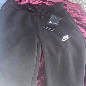Nike joggers , never worn, brand new with tags ! Super warm material inside